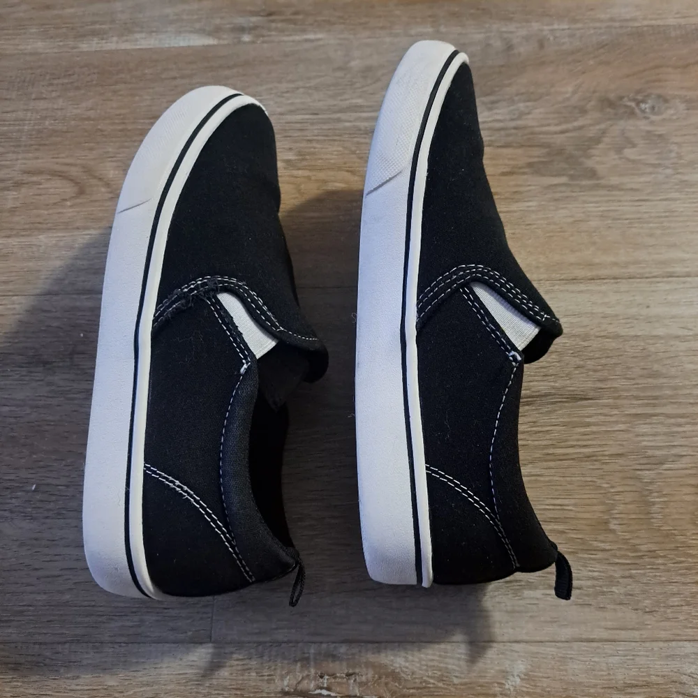 Wonder Nation Black Slip-On Sneakers Kids Shoes Size 4